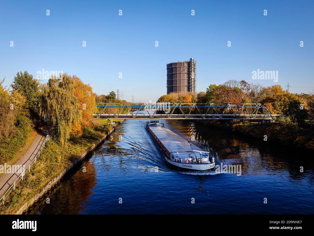 Oberhausen, Ruhrgebiet, Nordrhein-Westfalen, Deutschland - Industrielandschaft, ein Binnenschiff segelt auf dem Rhein-Herne-Kanal, rechts das Oberhausen Gasometer, ein Industriedenkmal und die höchste Ausstellungs- und Veranstaltungshalle Europas. Stockfoto