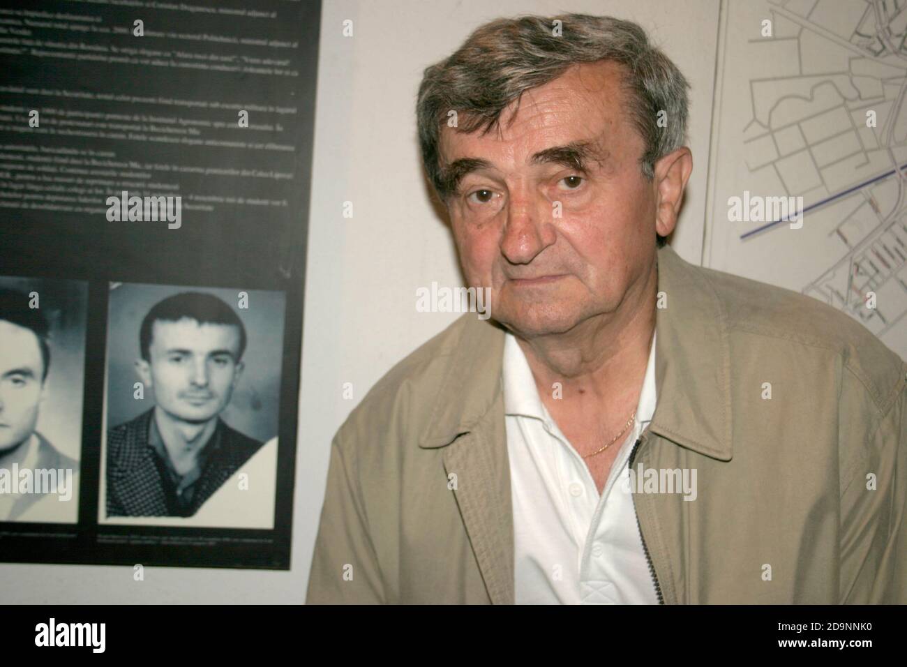 Denkmal der Opfer des Kommunismus, Rumänien. Teodor Stanca, aus politischen Gründen in Sighet inhaftiert, posiert neben einem ausgestellten Porträt von sich selbst. Stockfoto