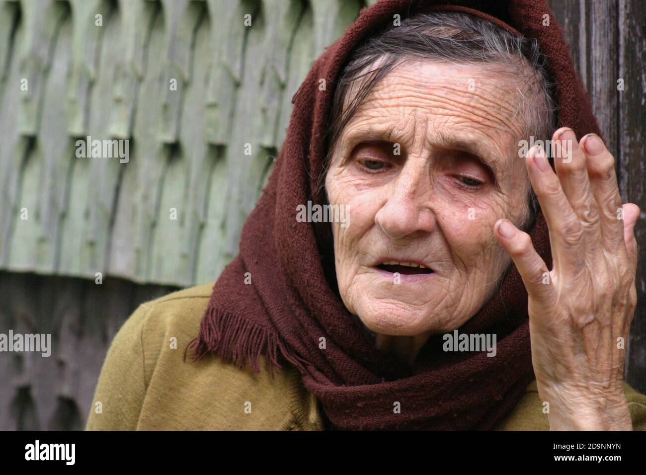 Ältere Frau auf dem Land Rumäniens Stockfoto