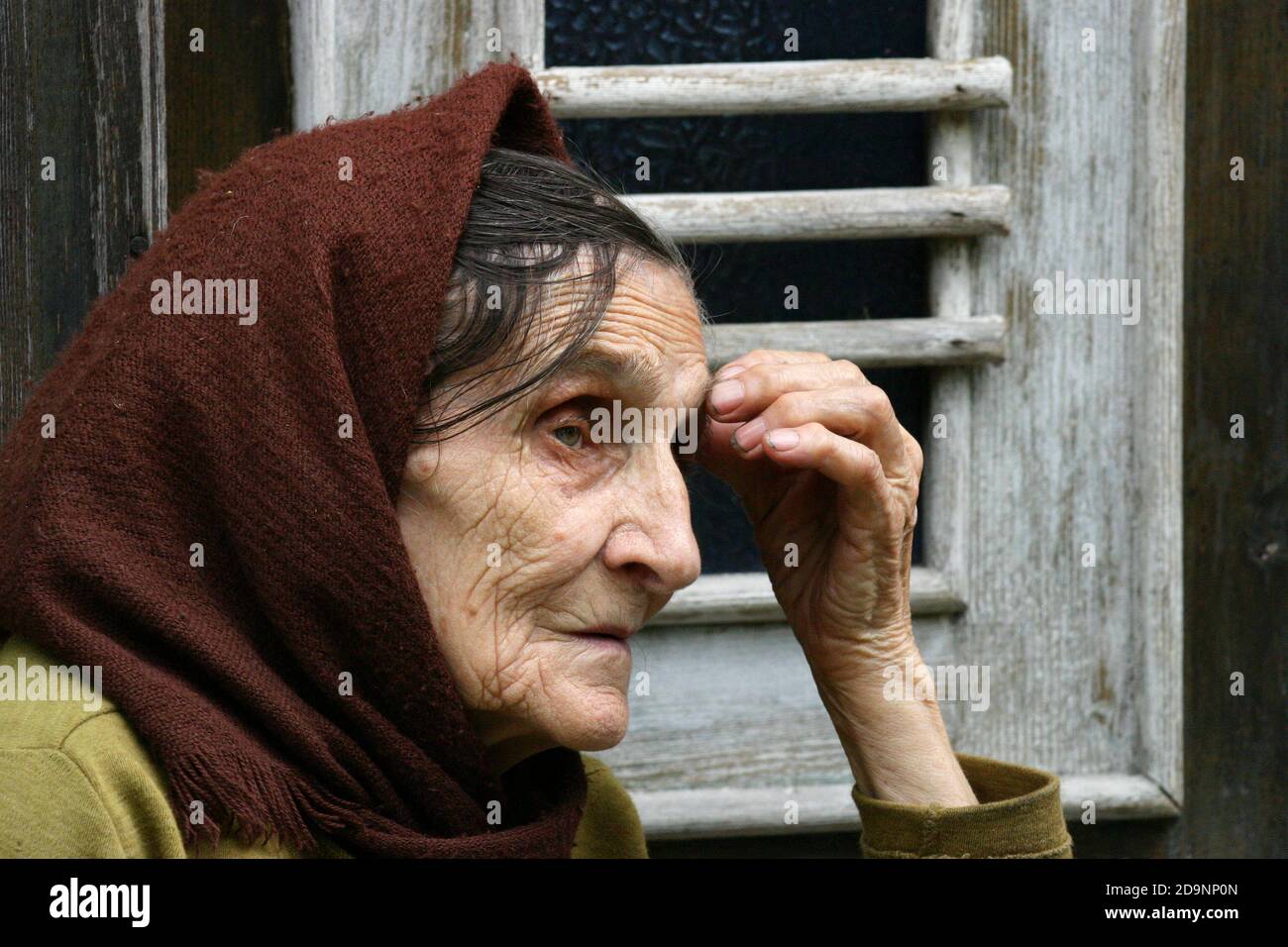 Ältere Frau auf dem Land Rumäniens Stockfoto