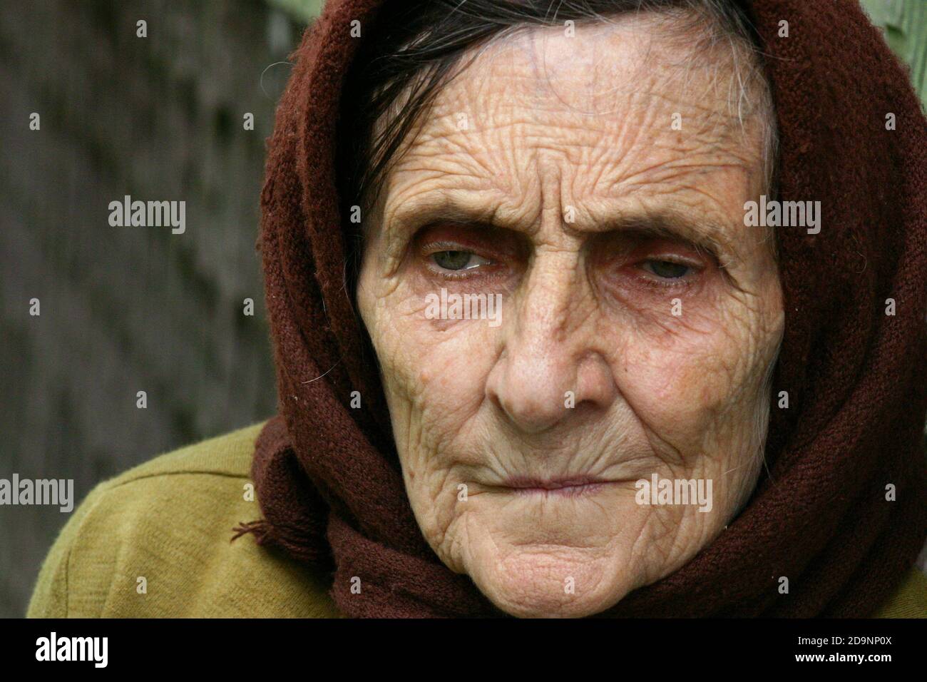 Ältere Frau auf dem Land Rumäniens Stockfoto