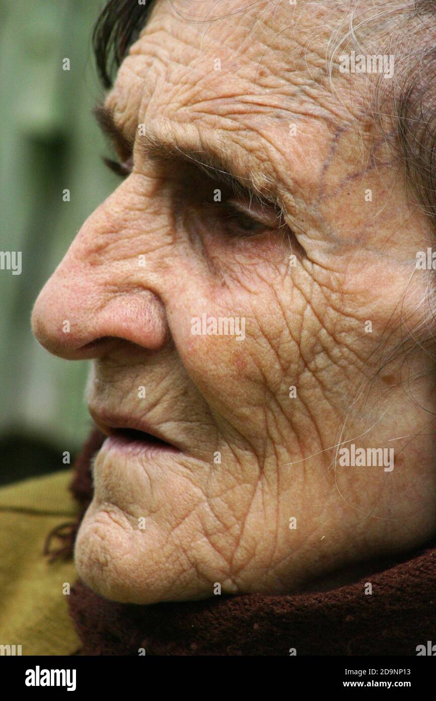 Ältere Frau auf dem Land Rumäniens Stockfoto