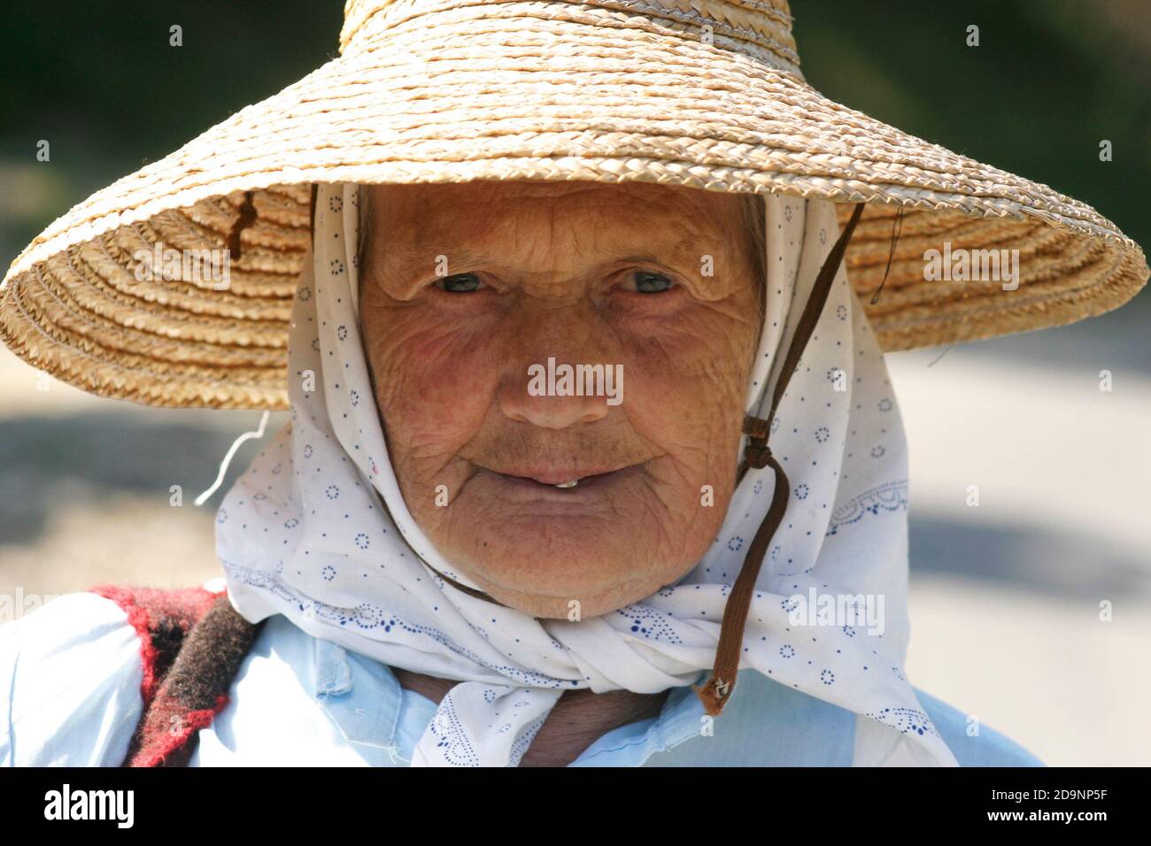 Porträt einer älteren Frau mit Strohhut in Siebenbürgen, Rumänien Stockfoto