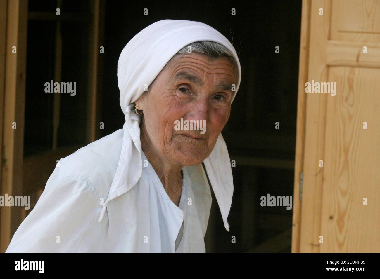 Porträt einer älteren Frau auf dem Land Rumäniens. Stockfoto