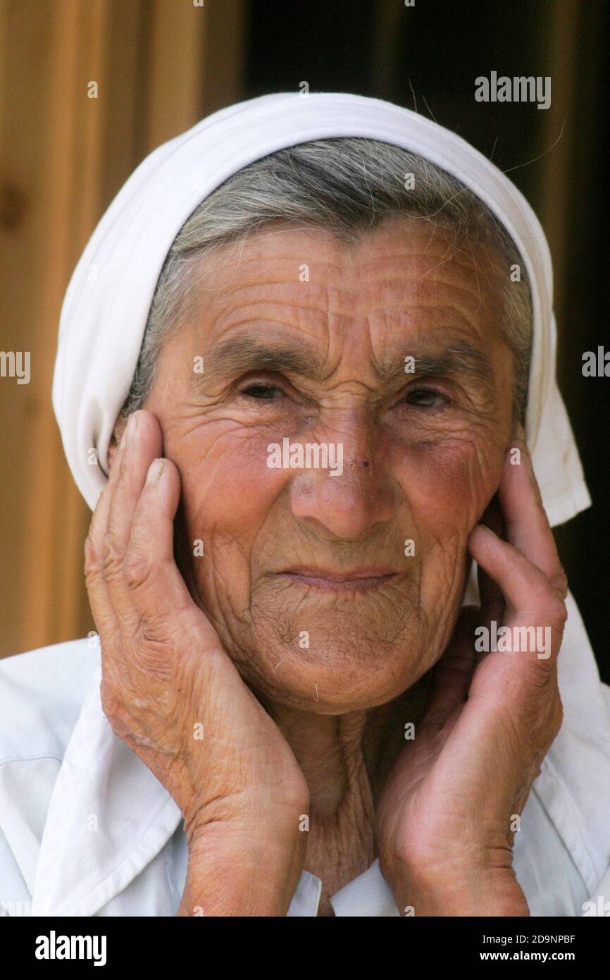 Porträt einer älteren Frau auf dem Land Rumäniens. Stockfoto
