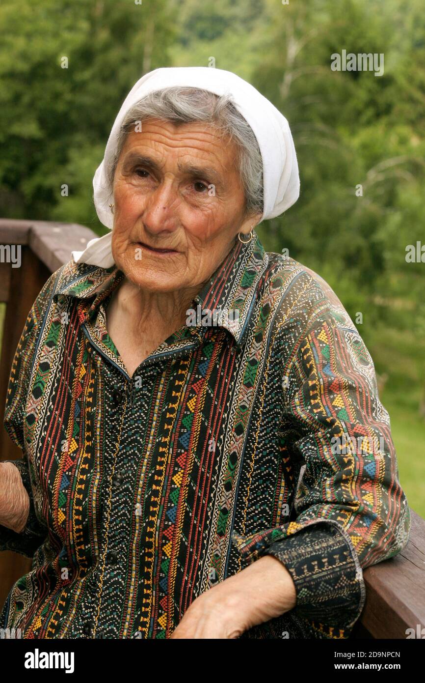 Porträt einer älteren Frau auf dem Land Rumäniens. Stockfoto