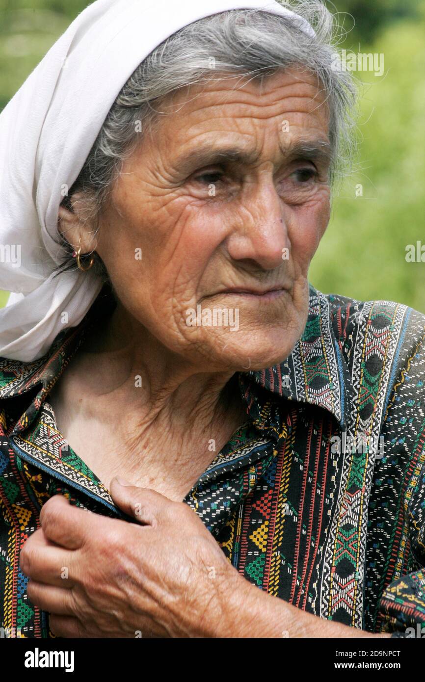 Porträt einer älteren Frau auf dem Land Rumäniens. Stockfoto