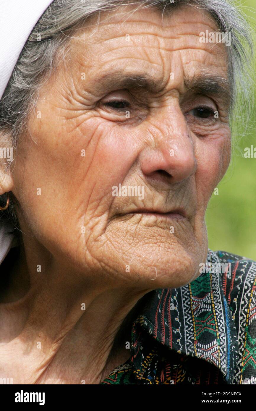 Porträt einer älteren Frau auf dem Land Rumäniens. Stockfoto