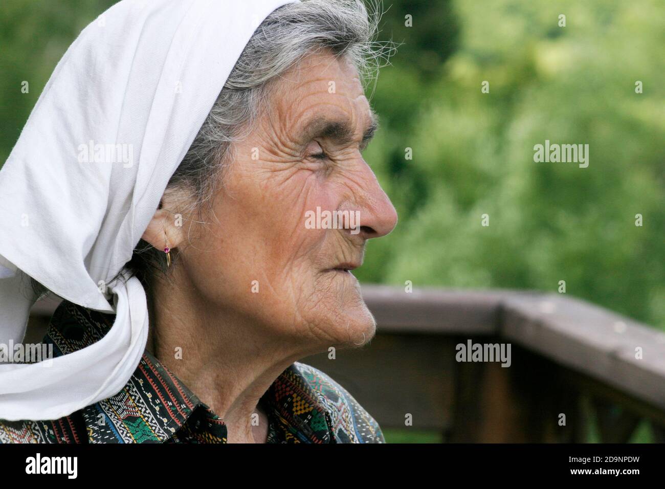 Porträt einer älteren Frau auf dem Land Rumäniens. Stockfoto