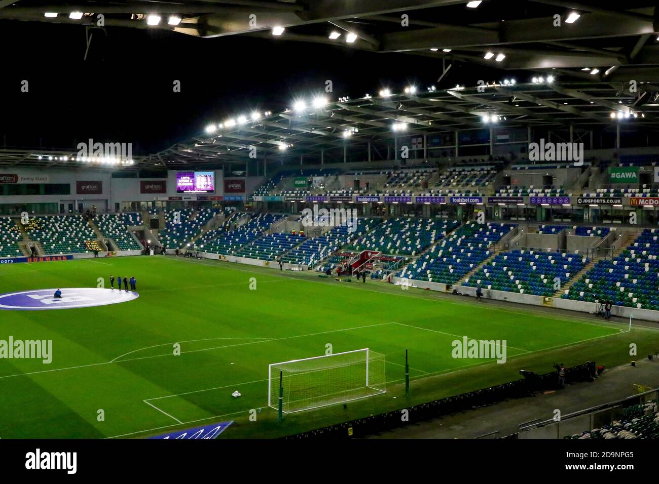 November 2019. UEFA Euro 2020 Qualifier im National Football Stadium im Windsor Park, Belfast. Nordirland 0 Niederlande 0. Der Windsor Park Boden wurde vor dem Spiel beleuchtet. Stockfoto