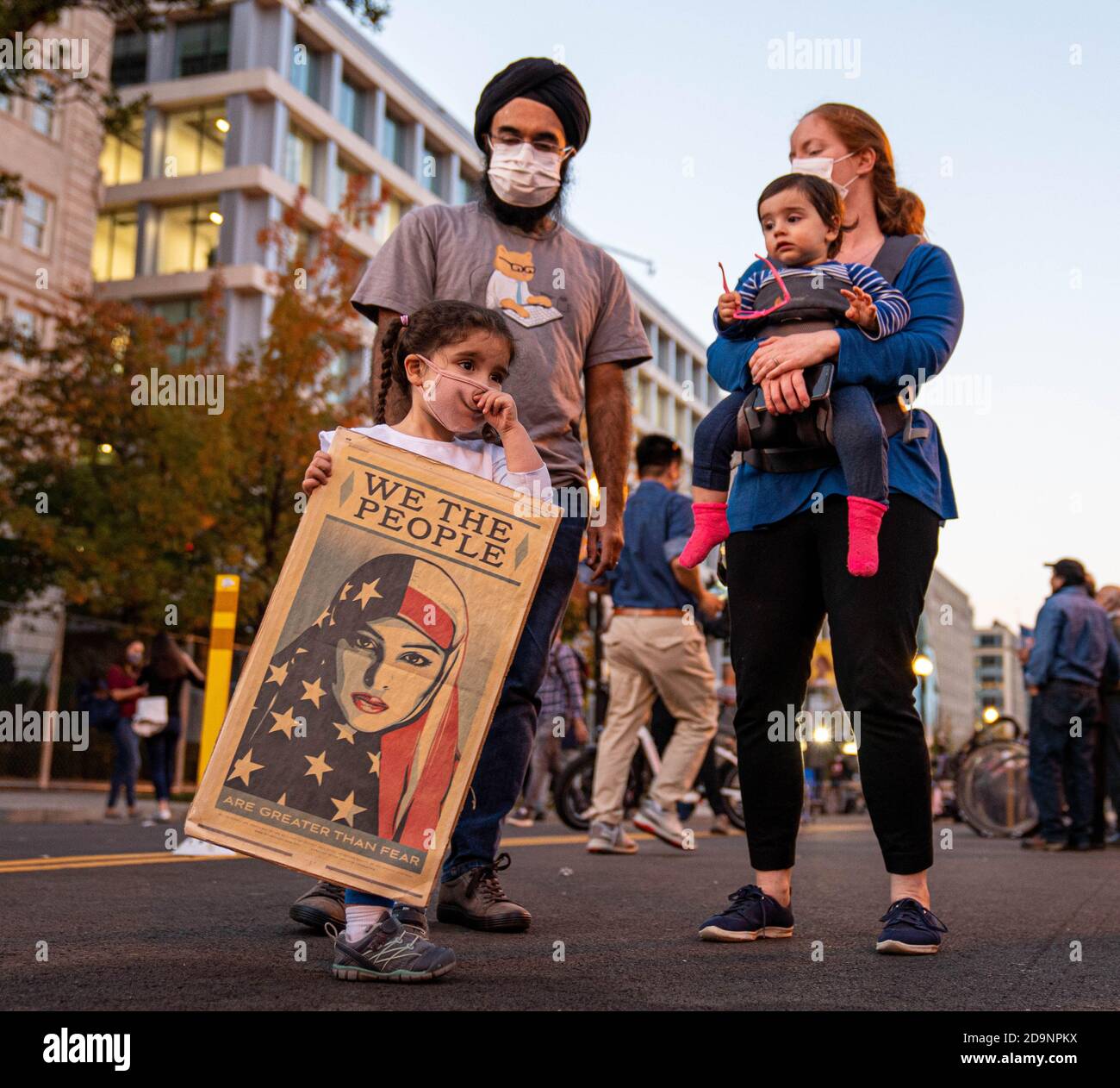 Washington, Usa. November 2020. Leah Sanhi, 3.5 Jahre alt, hält am Freitag, den 6. November 2020, ein Schild, das vom Frauenmarsch vor fast vier Jahren am BLM Plaza nahe dem Weißen Haus in Washington, DC, hinterlassen wurde. Der demokratische Präsidentschaftskandidat Joe Biden und Präsident Donald Trump befinden sich in einem engen Wettlauf, der sich in mehreren Staaten, in denen die Zählung fortgesetzt wird, nach Biden neigt. Foto von Ken Cedeno/UPI Kredit: UPI/Alamy Live Nachrichten Stockfoto