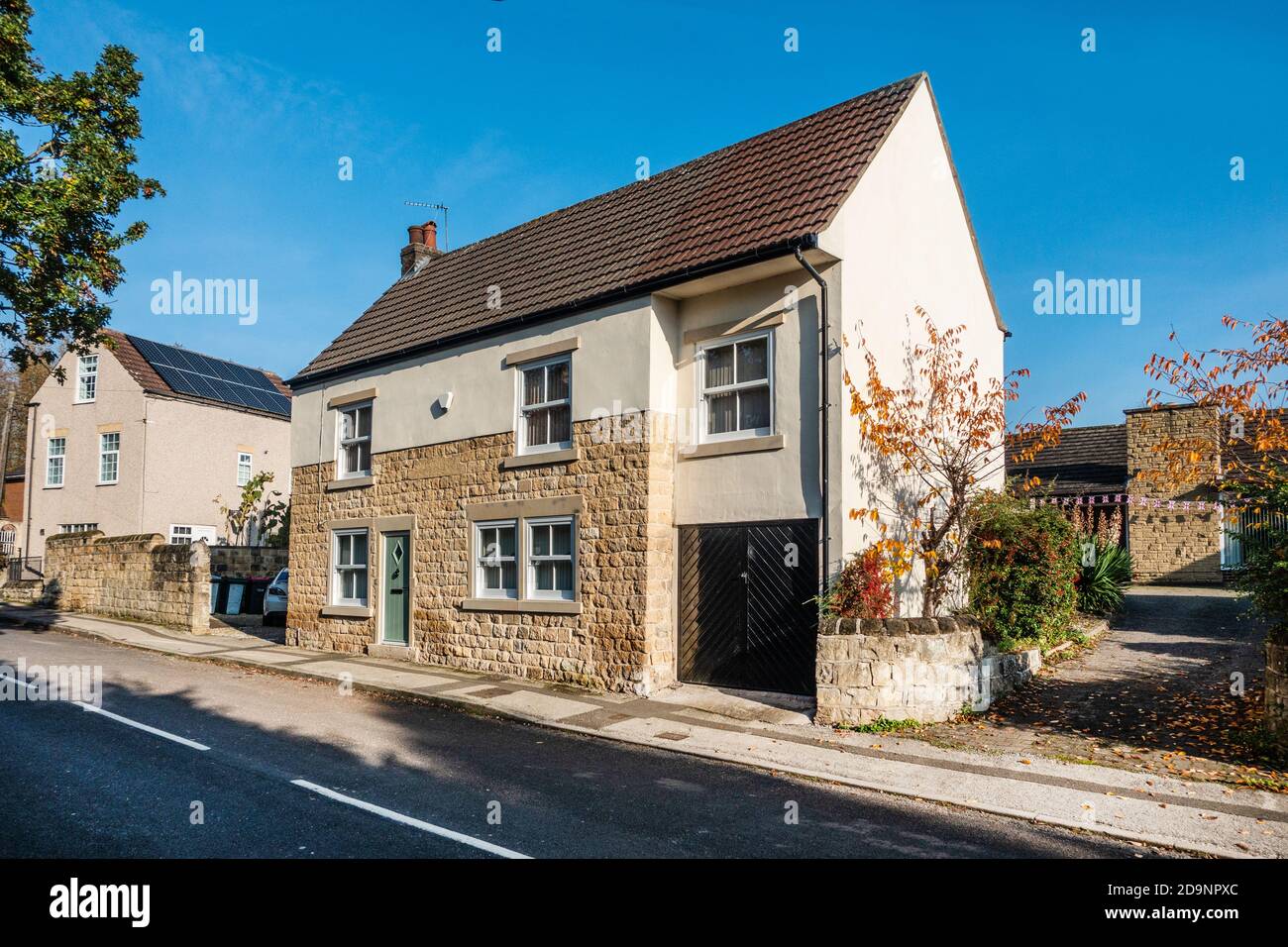 Steinhaus in einem kleinen englischen Dorf Stockfoto