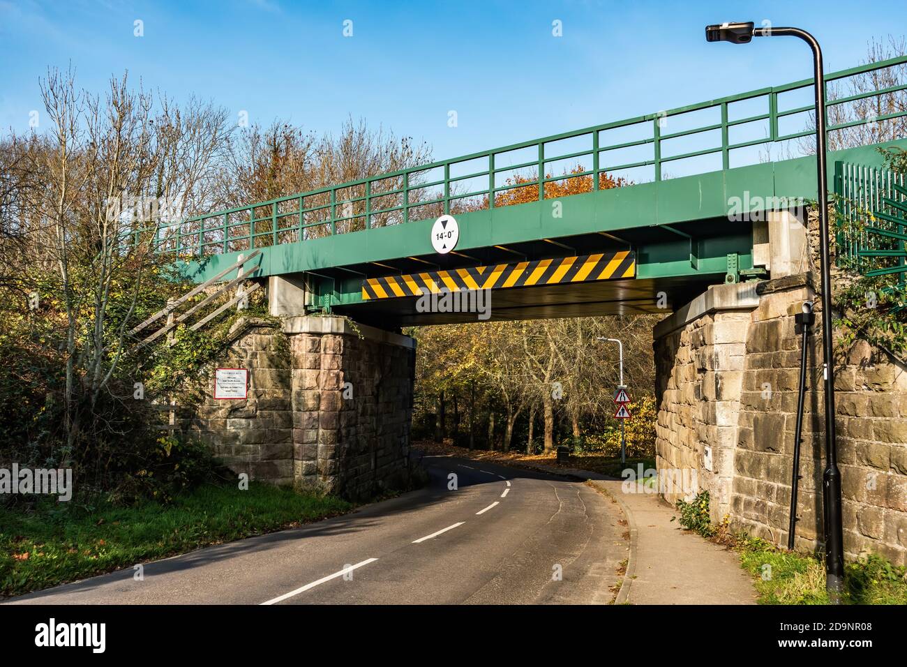 Eisenbahnbrücke über Landstraße Stockfoto