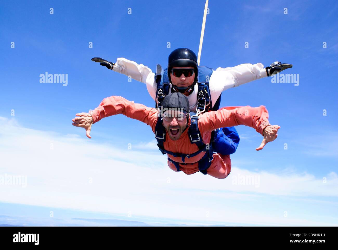 Skydive Tandem öffnet die Arme Stockfoto