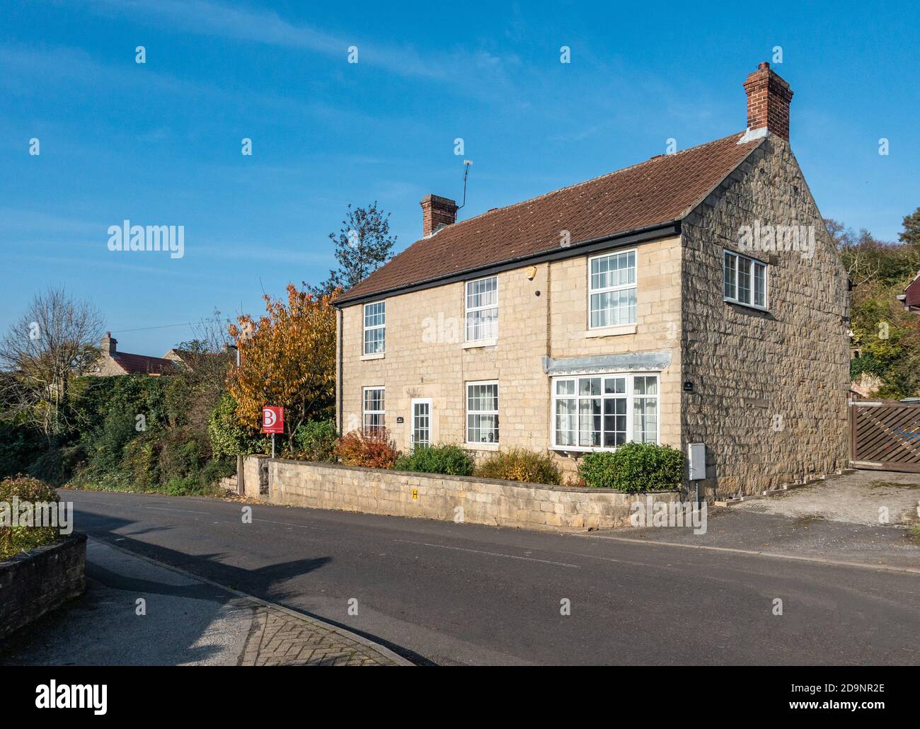 Steinhaus in einem kleinen englischen Dorf Stockfoto