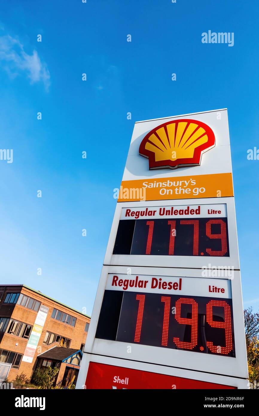 Schild mit Angaben zu den Kraftstoffkosten in der Shell an der Tankstelle Stockfoto