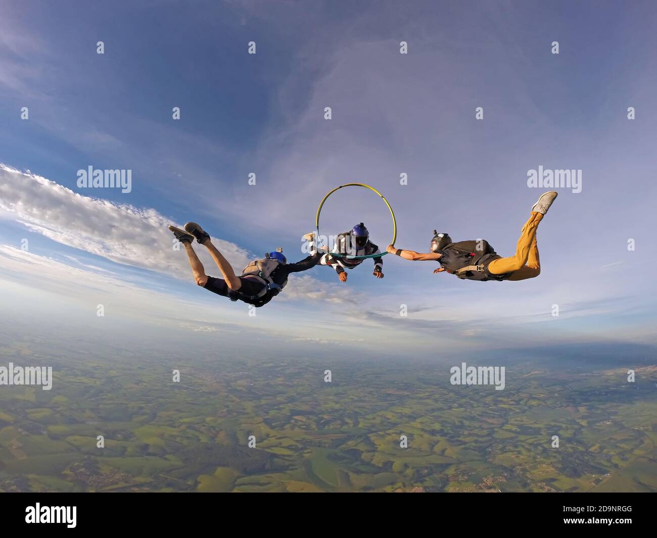 Fallschirmspringer im Hula Hoop Reifen im freien Fall. Stockfoto