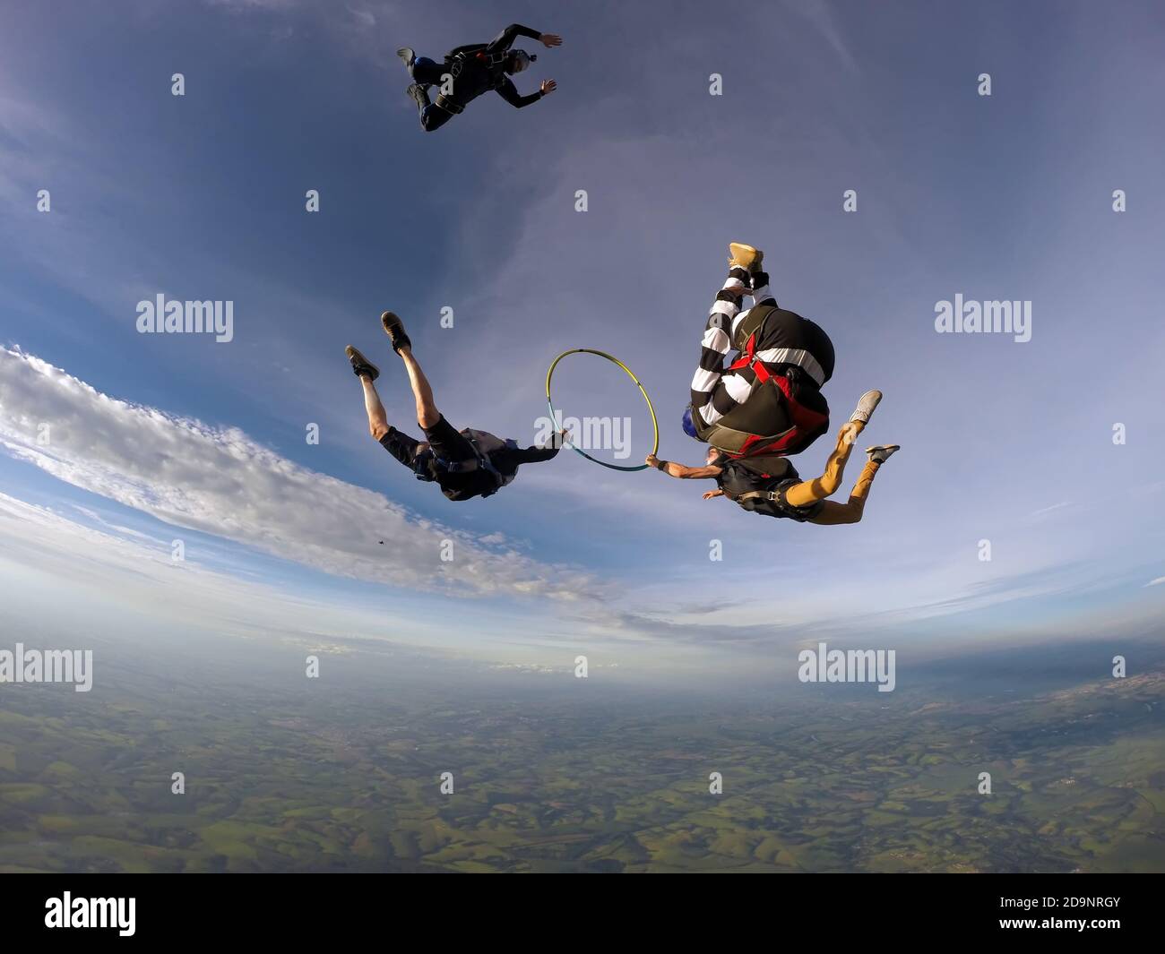 Fallschirmspringer im Hula Hoop Reifen im freien Fall. Stockfoto