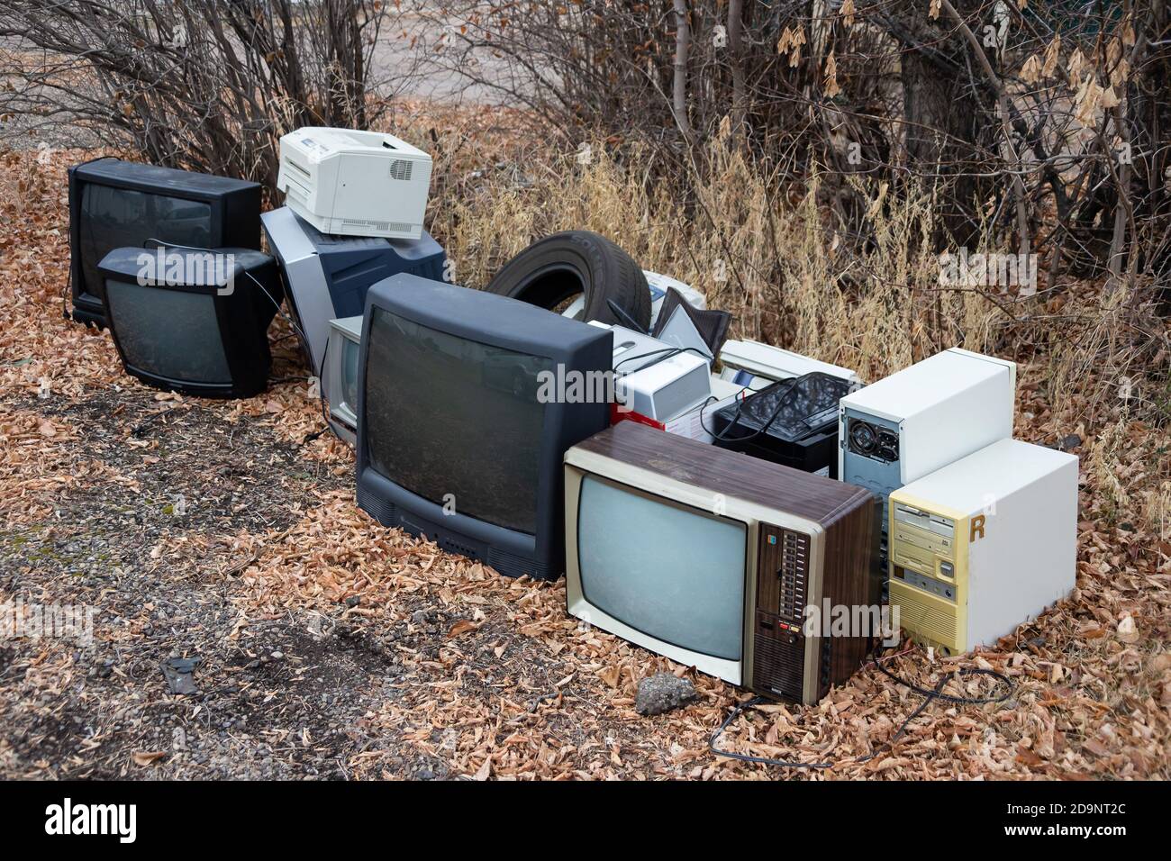 Elektronikrecycling Abfall, Stapel alter fernseher, alte Computer, alte Technologie, die auf Recycling wartet Stockfoto