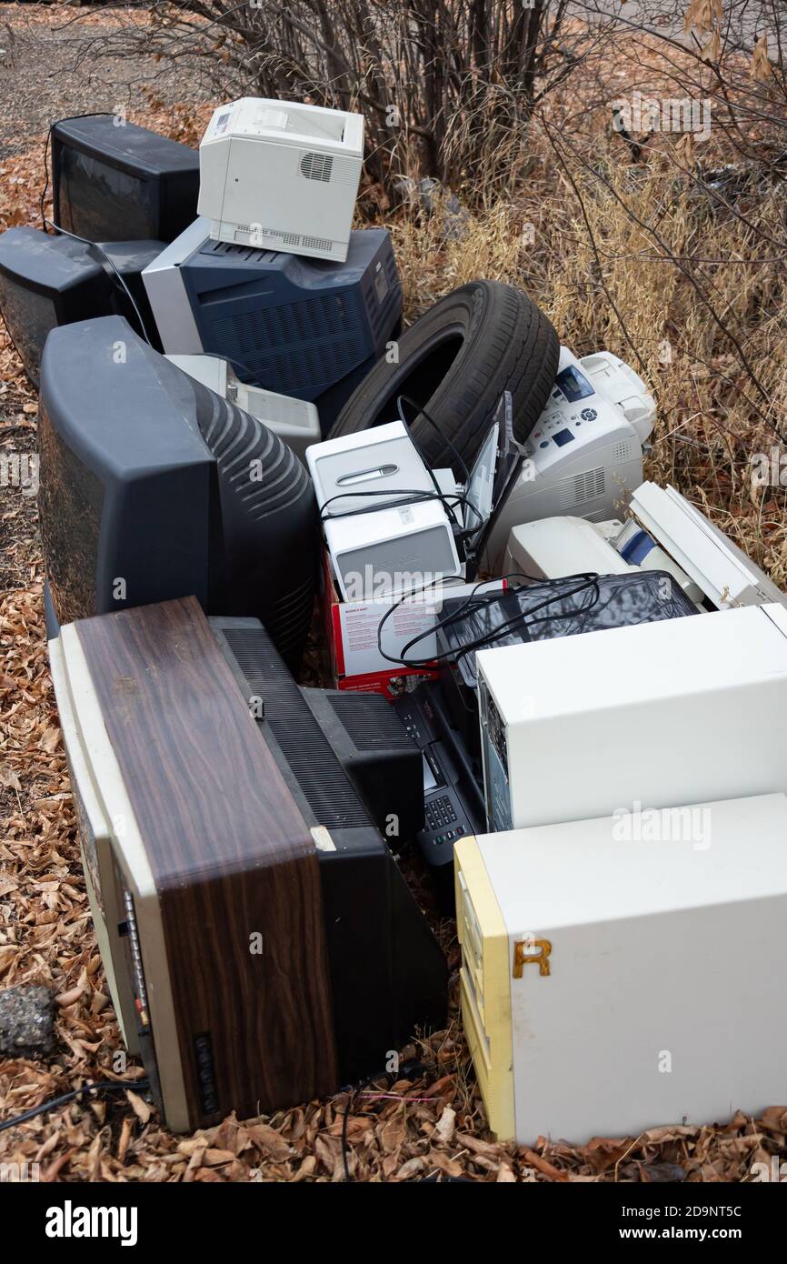 Elektronikrecycling Abfall, Stapel alter fernseher, alte Computer, alte Technologie, die auf Recycling wartet Stockfoto