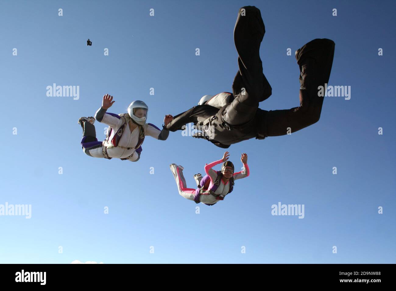 Fallschirmspringer, der eine große Wegformation macht Stockfoto