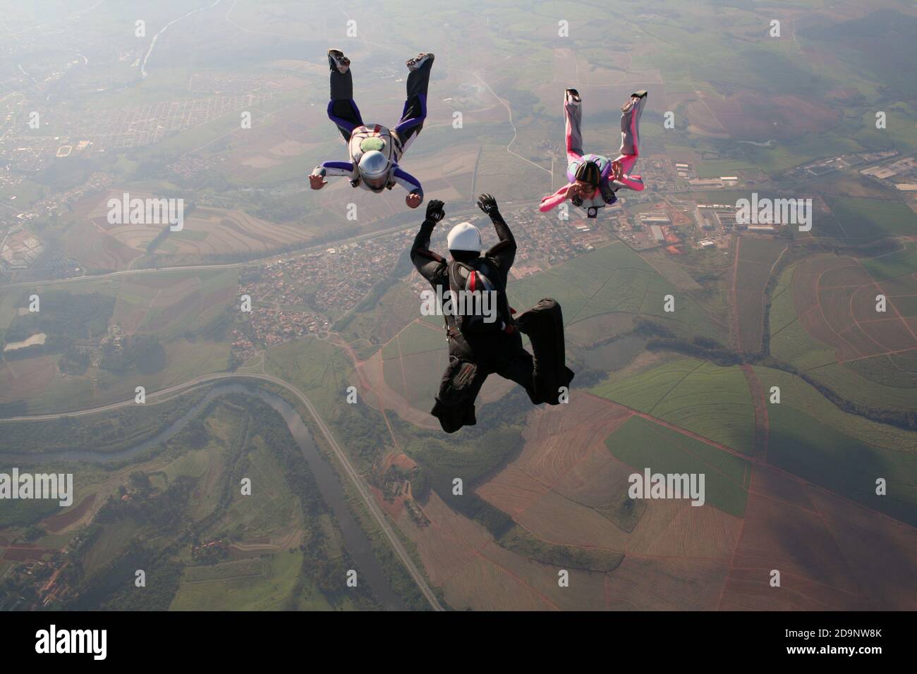 Fallschirmspringer, der eine große Wegformation macht Stockfoto