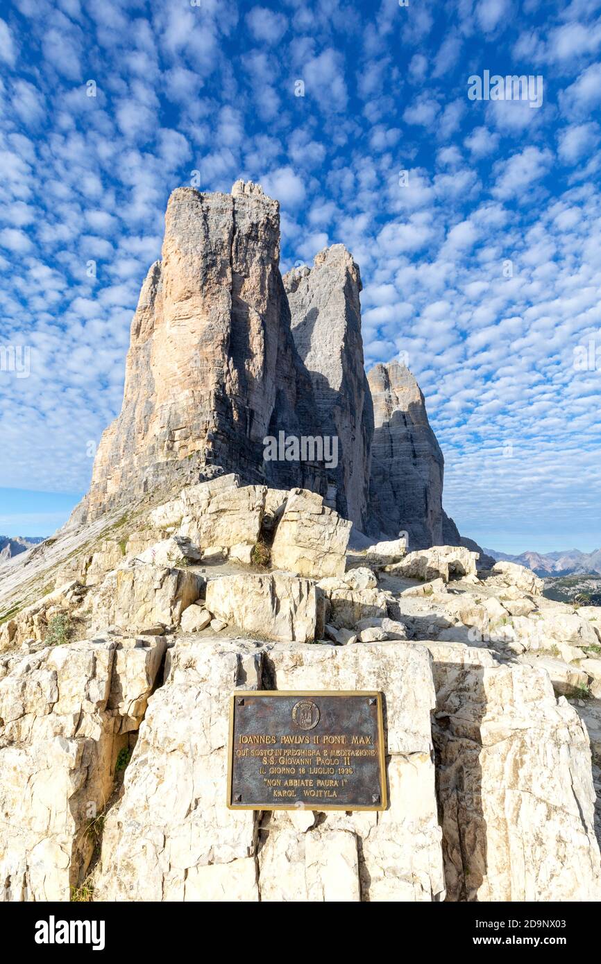 Gedenktafel zum Gedenken an den Besuch von Papst Johannes Paul II. In der Tre Cime di Lavaredo (hier hielt Johannes Paul II. Am 16. Juli 1996 in Gebet und Meditation), Dolomiten, Auronzo di Cadore, Belluno Veneto, Italien, Europa Stockfoto