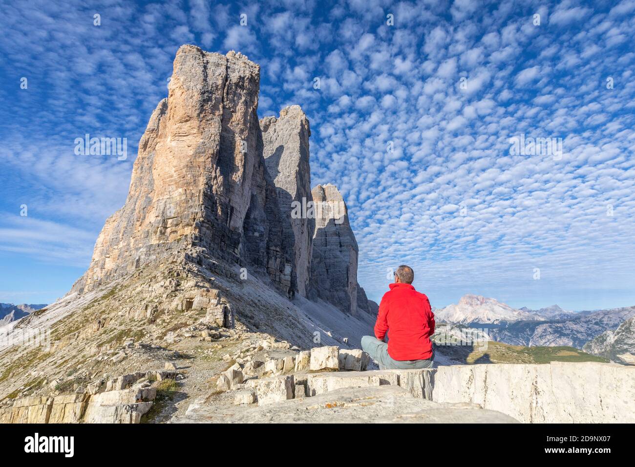 Einsamer Mann, von 45 bis 50 Jahre alt, sitzt an der lavaredo Gabel, am Fuße der Tre Cime di Lavaredo, Dolomiten Berge, Auronzo di Cadore, Provinz Belluno, Venetien, Italien, Europa Stockfoto
