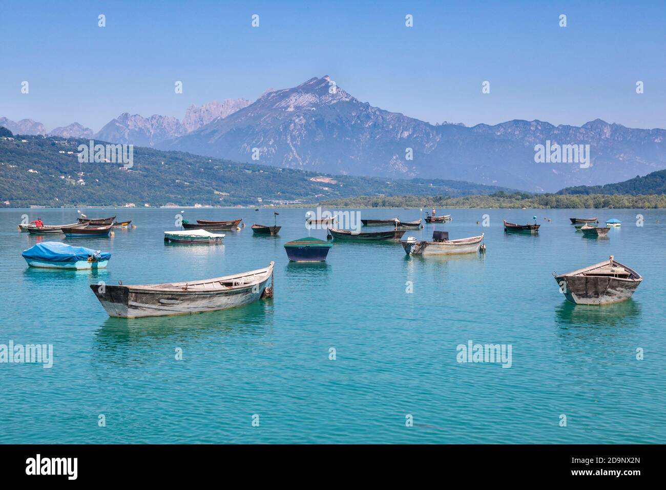 Fischerboote vor Anker auf der Poiatte, See von santa croce, farra d'Apago, alpago, belluno, venetien, italien Stockfoto