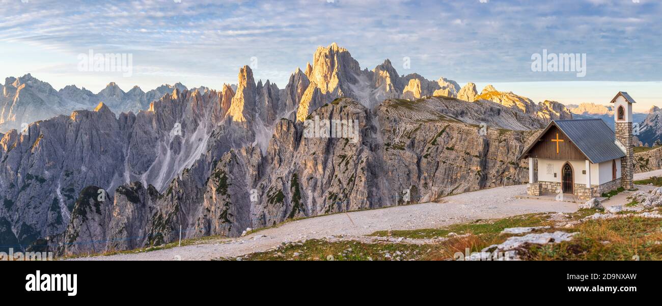 Kapelle der Alpini (Cappella degli Alpini) am Fuße der Tre Cime di Lavaredo, im Hintergrund der Cadini di Misurina Bergrücken, Dolomiten Berge, Auronzo di Cadore, Provinz Belluno, Venetien, Italien, Europa Stockfoto