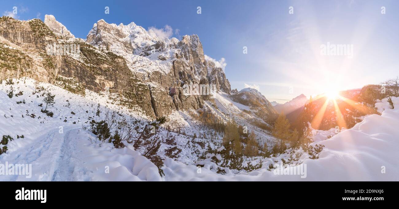 Panoramablick mit unberührtem Schnee in Corpassa Tal mit Moiazza Berg, Civetta Gruppe, Agordino, Dolomiten, Belluno, Venetien, Italien, Europa Stockfoto