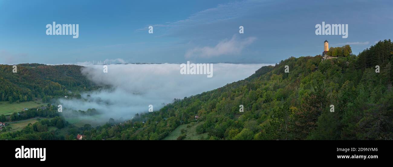 Morgennebel über Jena mit Blick auf den Fuchsturm, Deutschland. Stockfoto