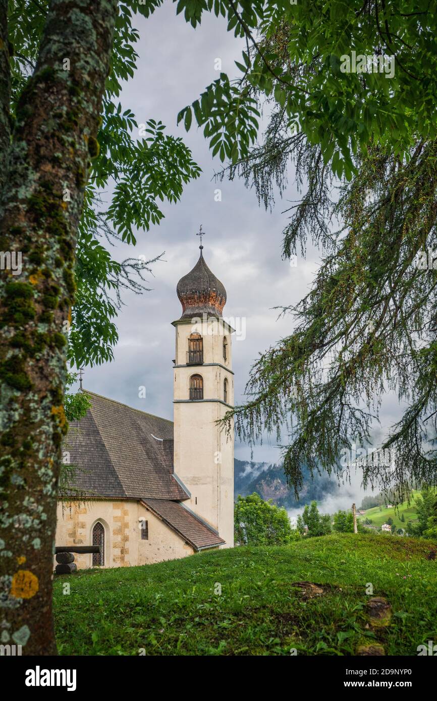 Die alte Kirche von santa fosca in selva di cadore, im Frühling, dolomiten, belluno, venetien, italien Stockfoto