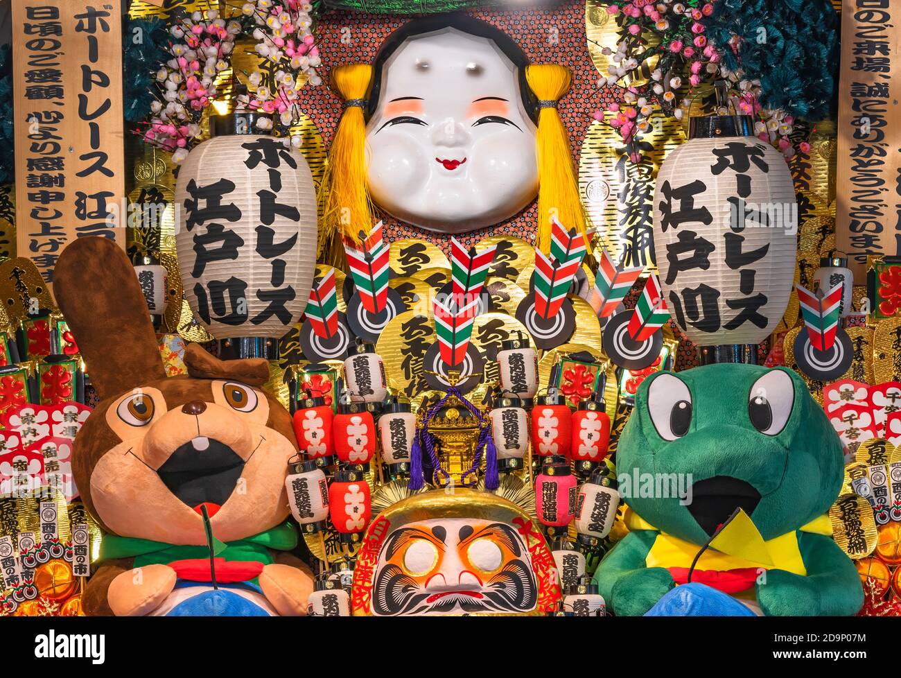 asakusa, japan - november 08 2019: Sesō Kumade oder Verheißungsvoller Rake dekoriert mit japanischen Folklore-Artikeln wie Otafuku und Daruma mit den Maskottchen plus Stockfoto