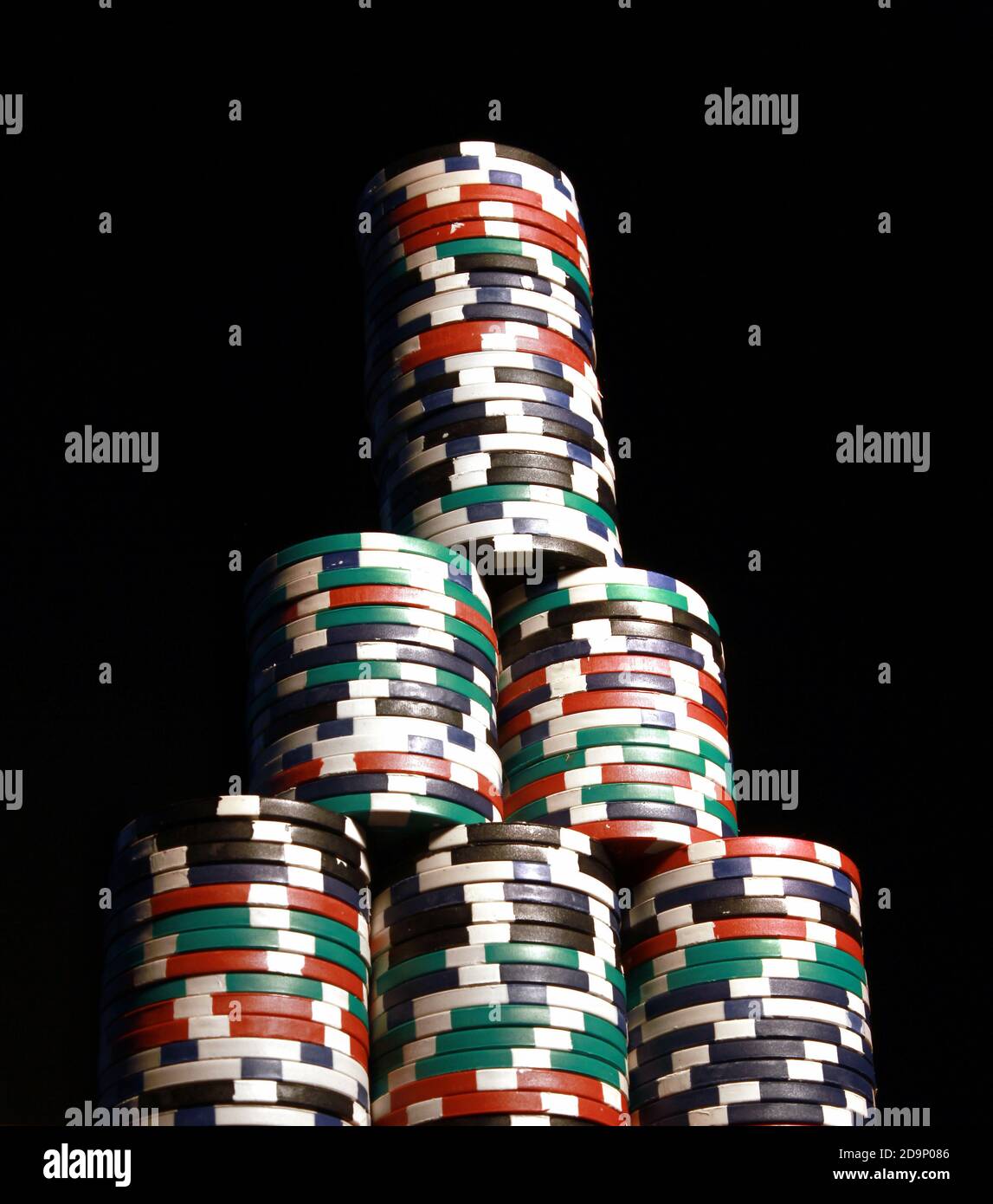 Eine vertikale Aufnahme eines Turms aus bunten Pokerchips Stockfoto