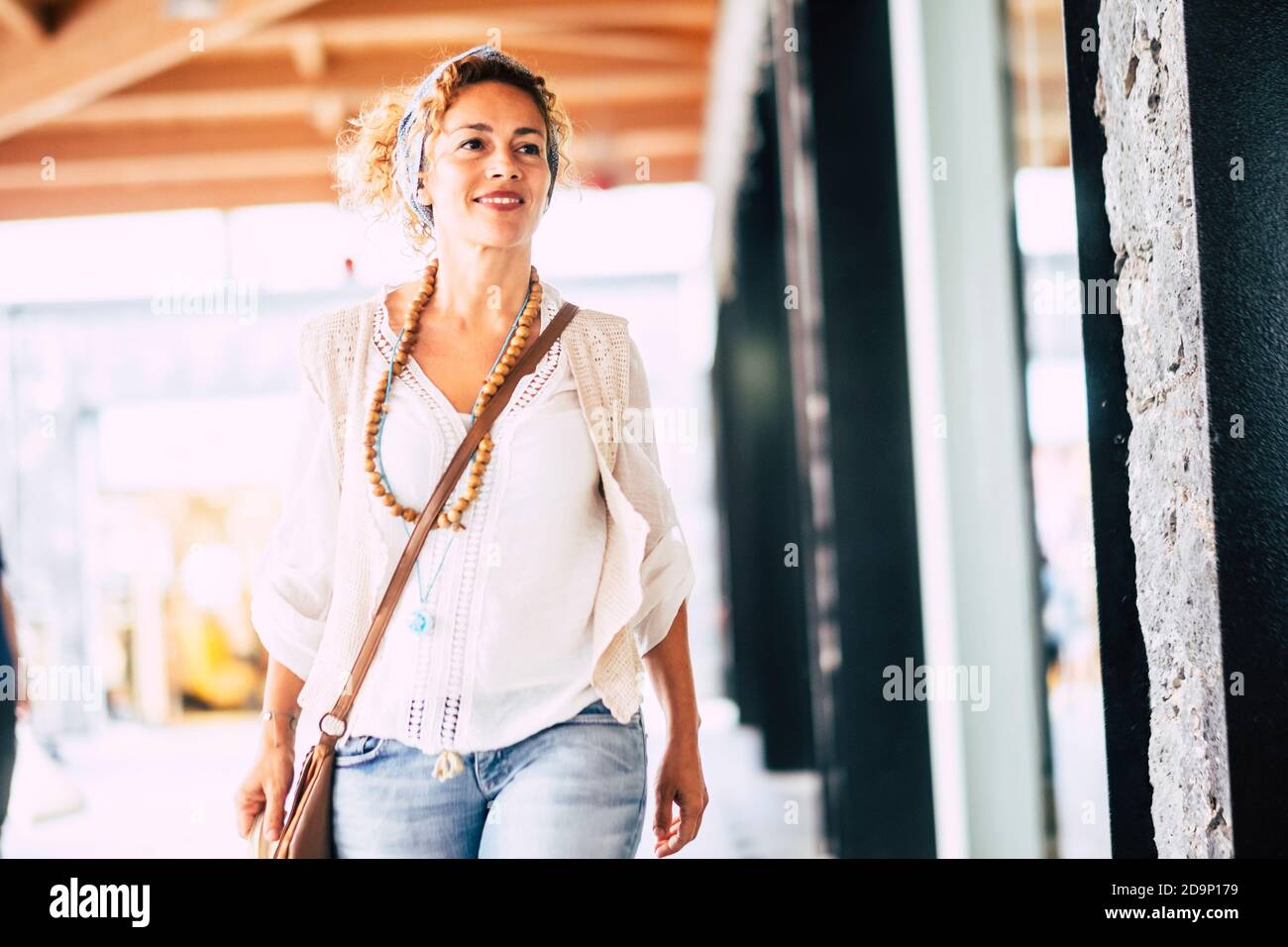 Fröhliche schöne Porträt der Dame zu Fuß in einem Einkaufszentrum mall mit trendigen Kleidung und Accessoires bereit, neu zu kaufen Und tun Shopping-Aktivität - Verkauf Zeit Konzept - glücklich Erwachsene Personen Stockfoto