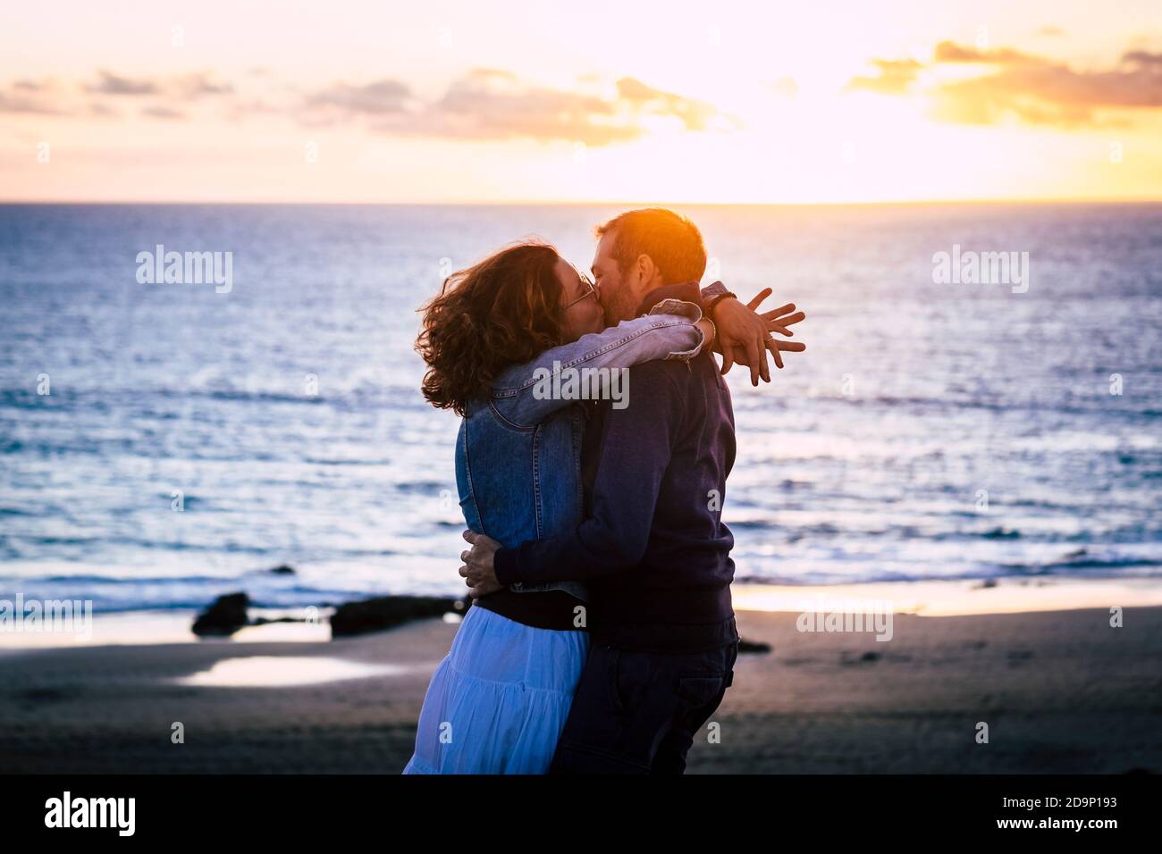 Romantisches Paar genießen Sonnenuntergang am Strand küssen und lieben Einander - kaukasischen Menschen haben Romantik Sommer Urlaub Urlaub umarmt mit Liebe Stockfoto