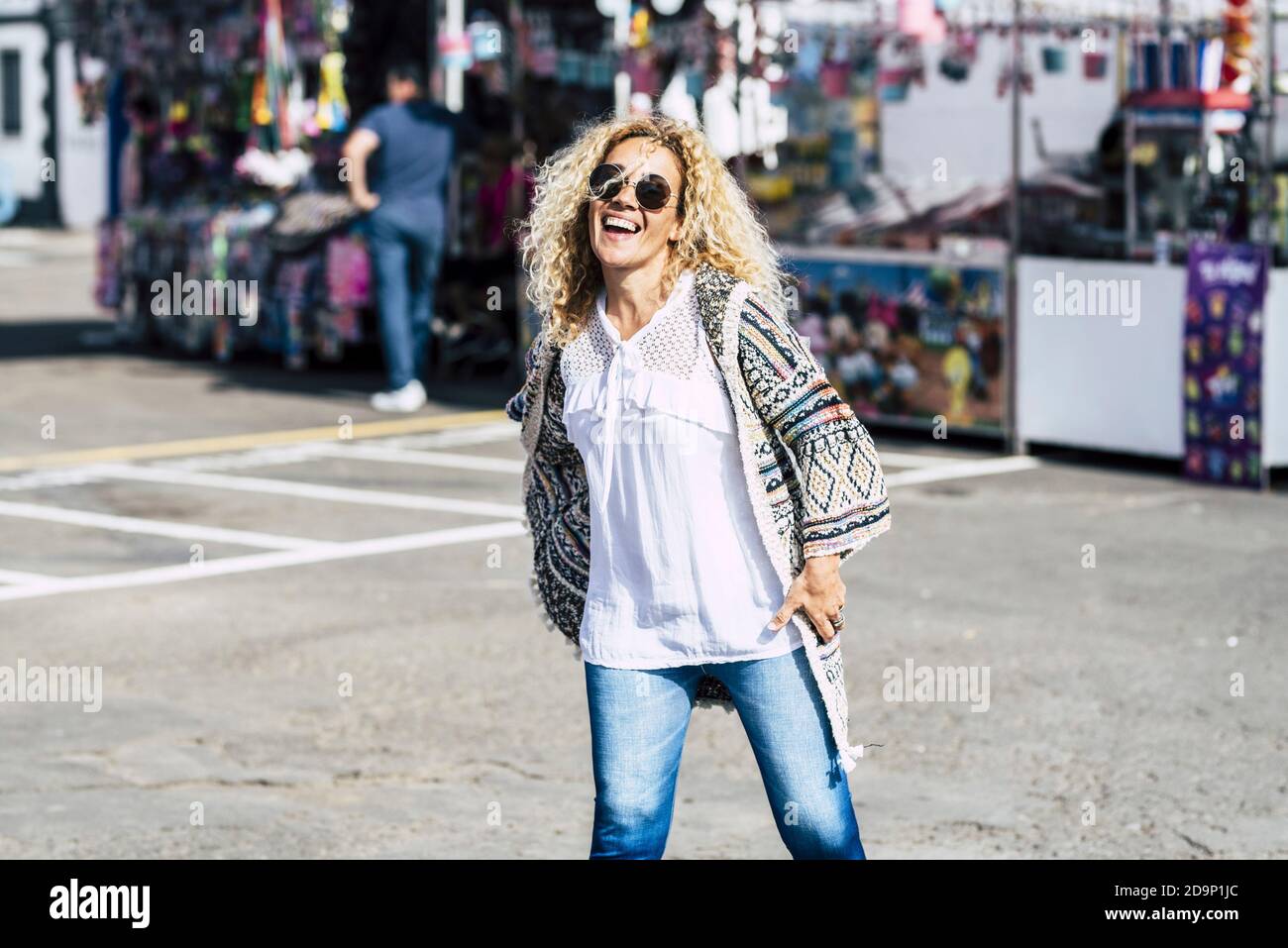 Fröhlich glücklich junge schöne Frau genießen den Flohmarkt und Event - trendige Kleidung fröhliche Menschen genießen die Freizeit im Freien Aktivität in der Stadt Stockfoto