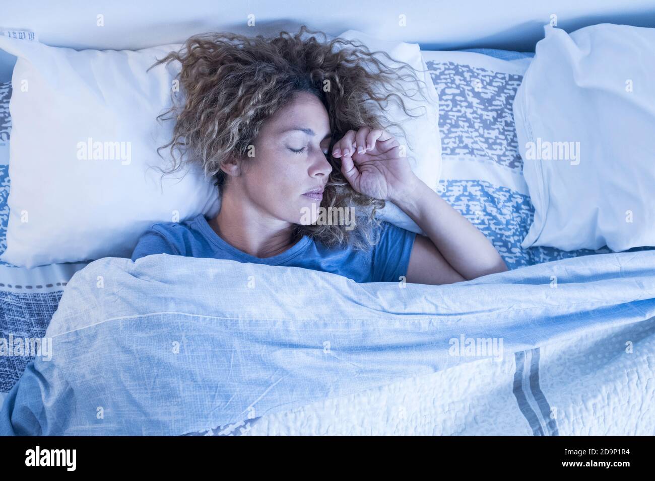 Schöne Erwachsene kaukasische einsame Frau schlafen allein in einem Doppel Bett zu Hause - Konzept der Unabhängigkeit und Porträt von Menschen schlafen und entspannen - morgens aufwachen Konzept Stockfoto