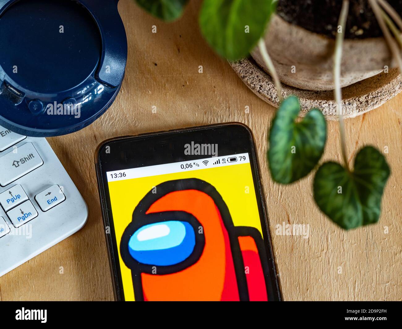 Auf diesem Foto Illustration unter uns! Das Logo wird auf einem Smartphone angezeigt Stockfoto