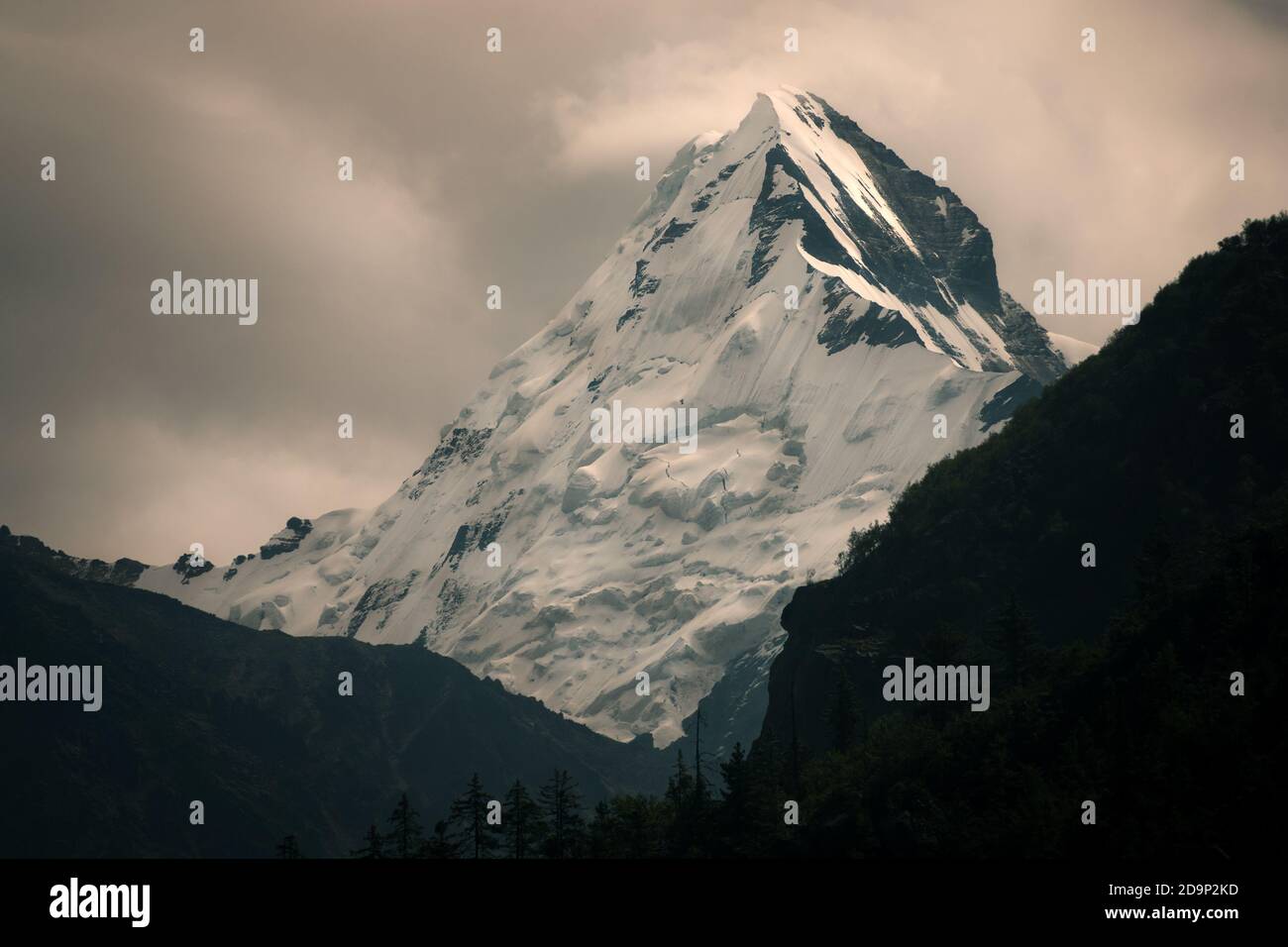 Landschaftsaufnahme des Gangotri-Gletschers unter dunklem, bewölktem Himmel Stockfoto