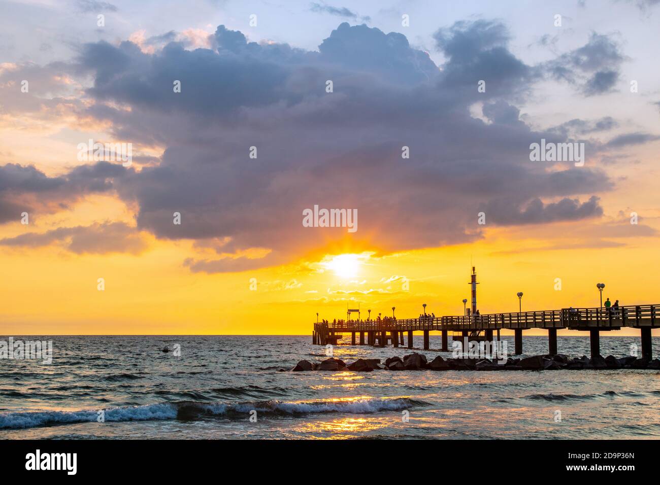 Deutschland, Mecklenburg-Vorpommern, Ostseebad Wustrow. Pier im Abendlicht Stockfoto