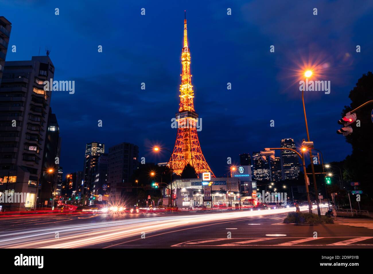 Blick auf den Tokyo Tower während der blauen Stunde mit leichten Wanderwegen. Stockfoto