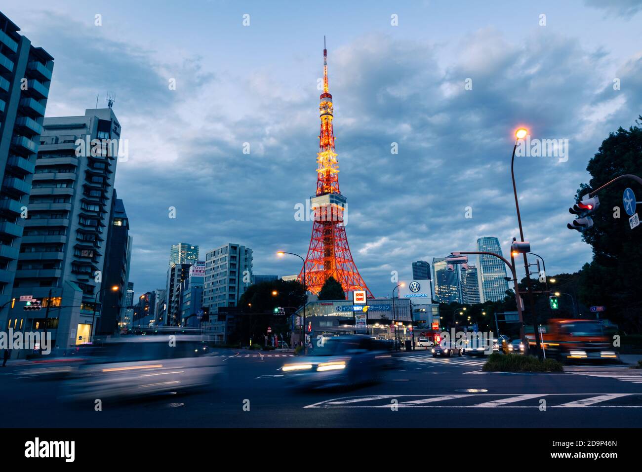 Blick auf den Tokyo Tower während der blauen Stunde mit leichten Wanderwegen. Stockfoto