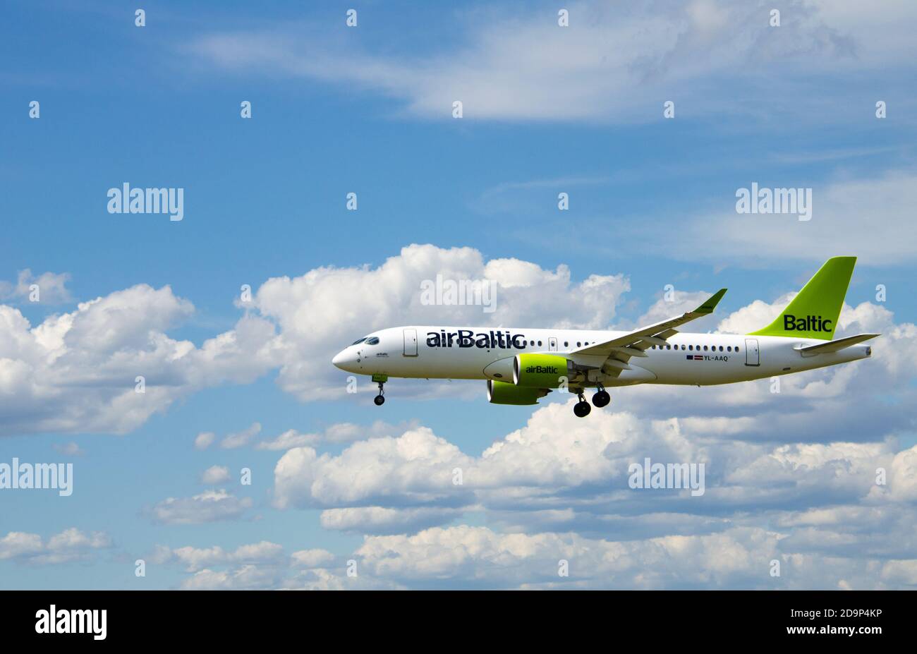 EL PRAT, BARCELONA, SPANIEN, SPANIEN - 18. Mai 2019: Barcelona, Spanien; 18. Mai 2019: Airbus A220 der Air Baltic Company, Landung in Barcelona' Stockfoto