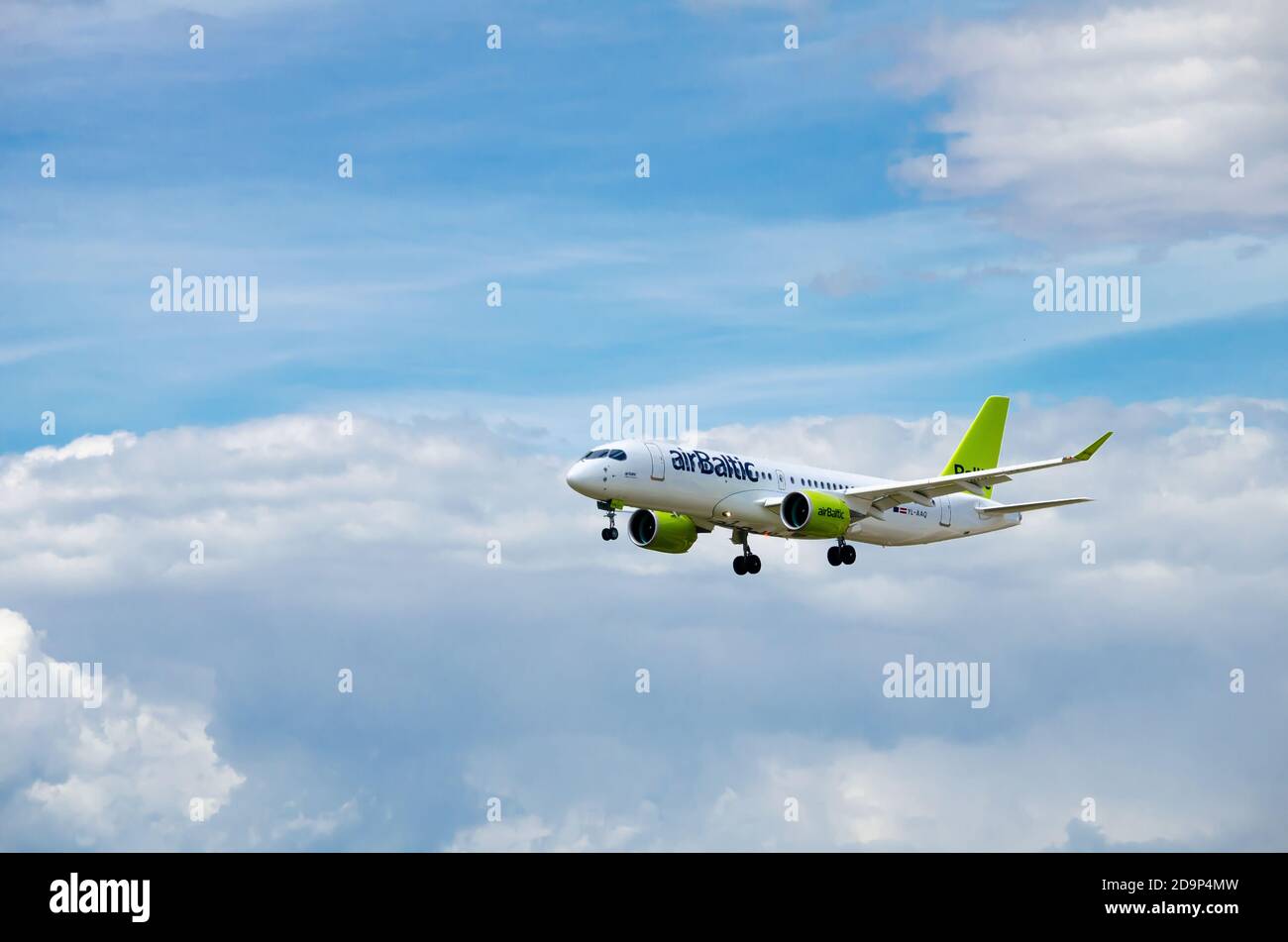 EL PRAT, BARCELONA, SPANIEN, SPANIEN - 18. Mai 2019: Barcelona, Spanien; 18. Mai 2019: Airbus A220 der Air Baltic Company, Landung in Barcelona' Stockfoto