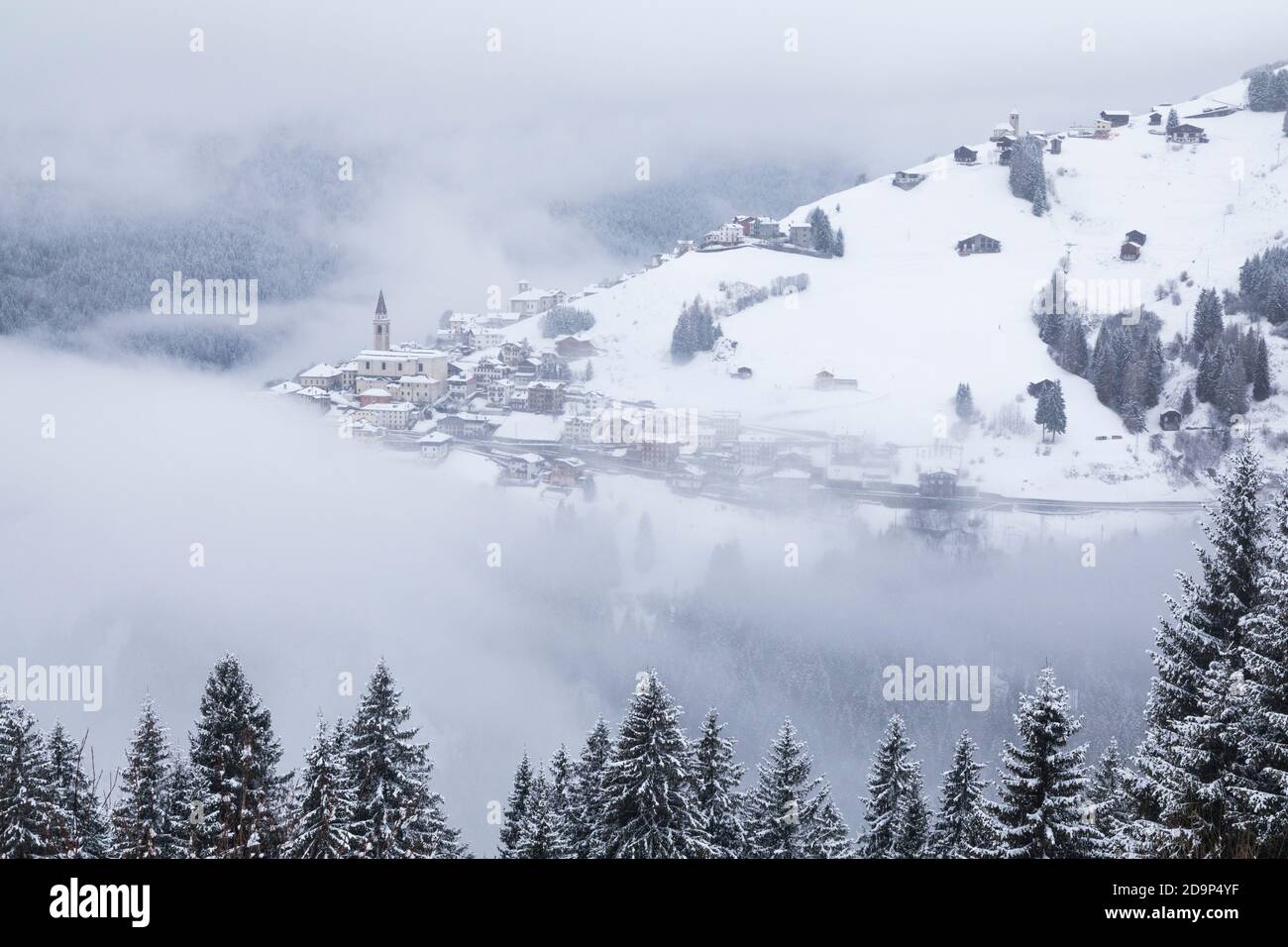 Die Dörfer von Candid und Casamazzagno aus dem Winter Nebel, dolomiten, comelico superiore, belluno, venetien, italien, europa Stockfoto