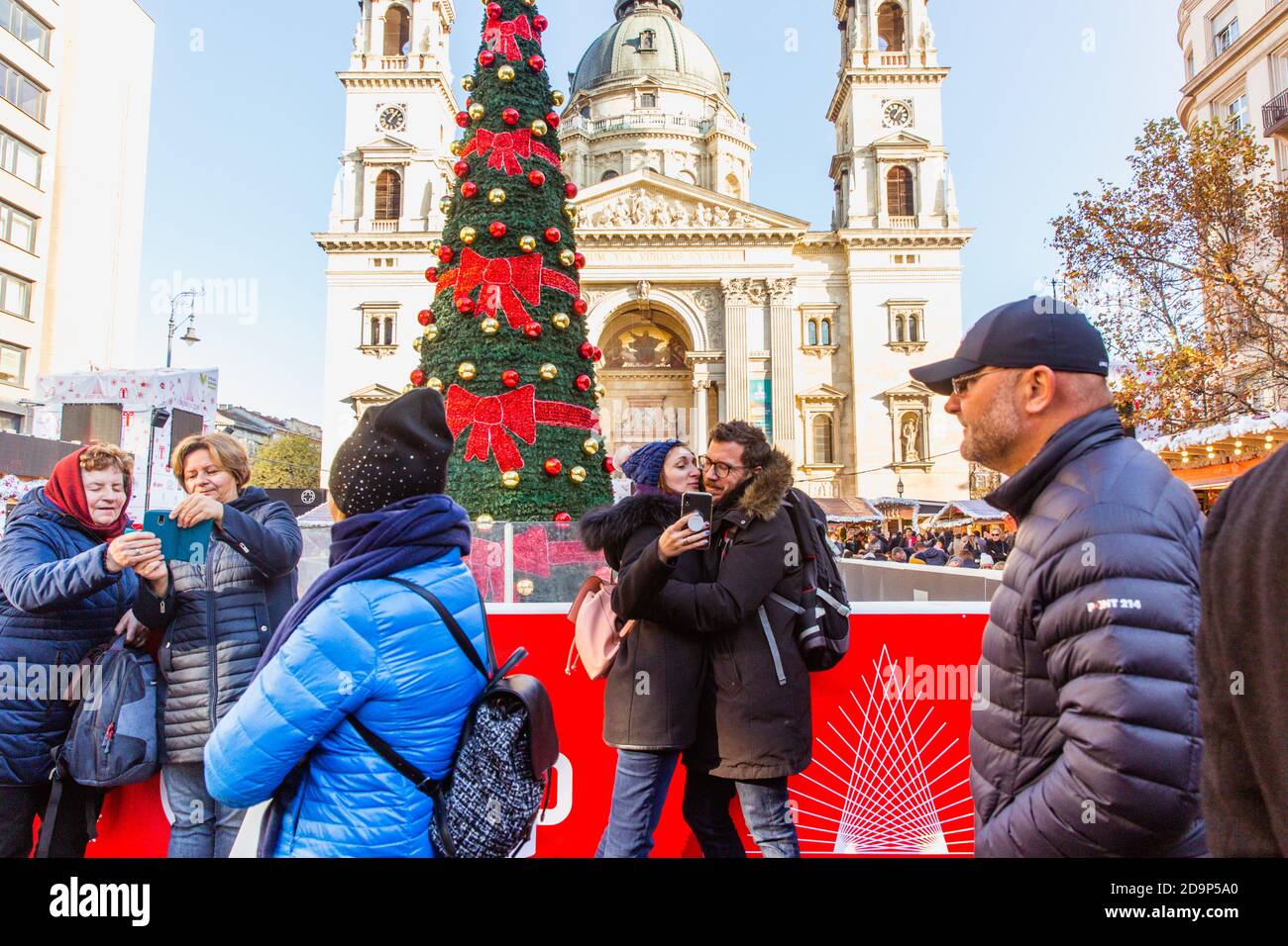BUDAPEST, UNGARN - 21. November 2019: Weihnachtsbaum vor der St.-Stephans-Basilika. Stockfoto