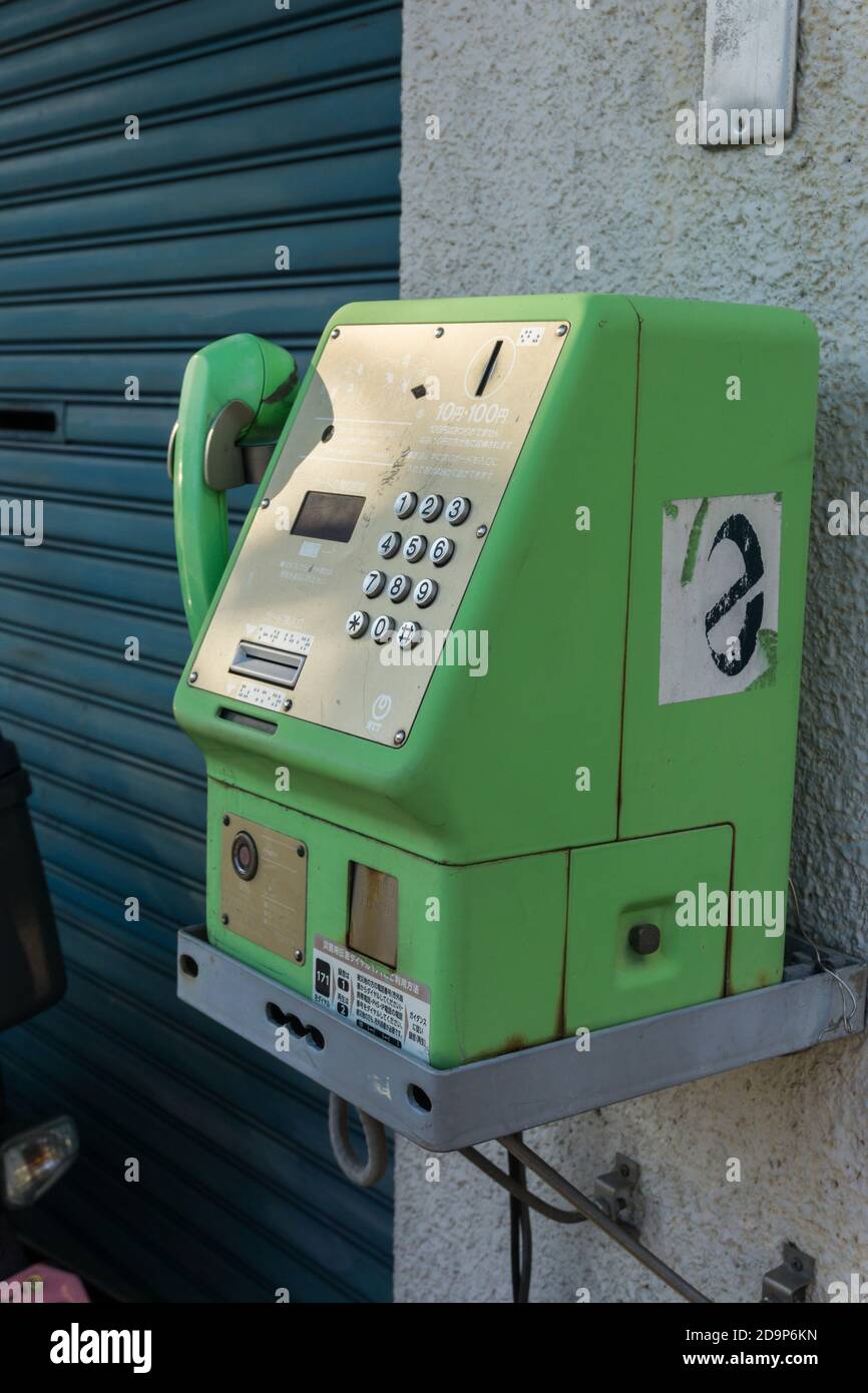 Altmodisches grünes japanisches NTT öffentliches Telefon in einer Straße in Kyoto, Japan Stockfoto