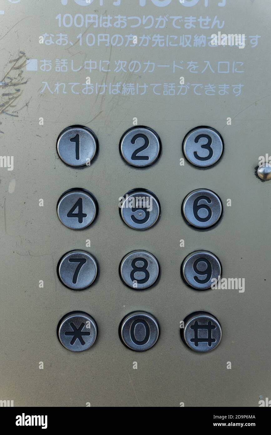 Tastatur auf einem altmodischen grünen japanischen NTT öffentlichen Telefon  in einer Straße in Kyoto, Japan Stockfotografie - Alamy